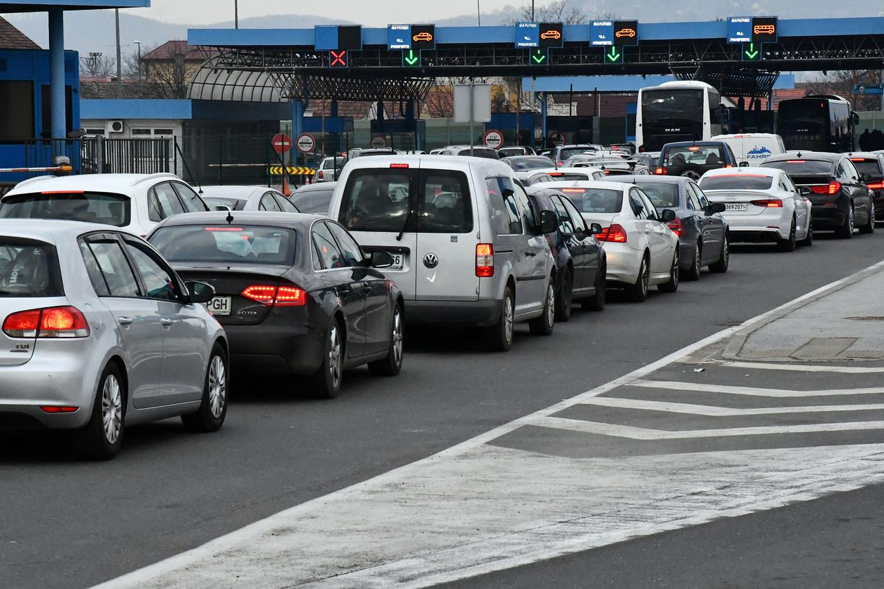 Kolone vozila na graničnom prijelazu u Slavonskom Brodu na ulasku u RH