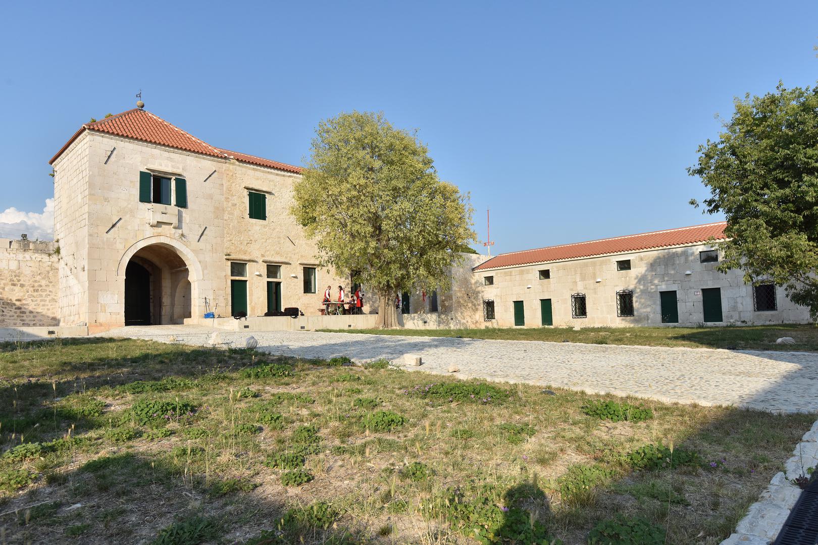 13.07.2015., Vrana - Han Maskovica izgradjen u 17. stoljecu i sluzio je u civilne svrhe kao svratiste, odmoriste i rezidencija. Objekt je izgradio Jusuf Maskovic, visoki dostojanstvenik na turskom dvoru, inace rodom iz Vrane ili iz Pakostana. Zapocet je u vrijeme izbijanja Kandijskog rata 1644. godine i zbog smrti Jusufa Maskovica u sijecnju 1646. godine nije dovrsen. Radi se o najzapadnijem spomeniku svjetovne turske arhitekture u Europi. Po konacnom oslobodjenju Vrane 1699. godine han je dodijeljen u vlasnistvo obitelji Borelli koja s toga mjesta upravlja cijelim Vranskim feudom od 1752. do 1881. godine. Do danas u hanu borave potomci Borellijevih predradnika, obitelj Pelicaric."nPhoto: Dino Stanin/PIXSELL