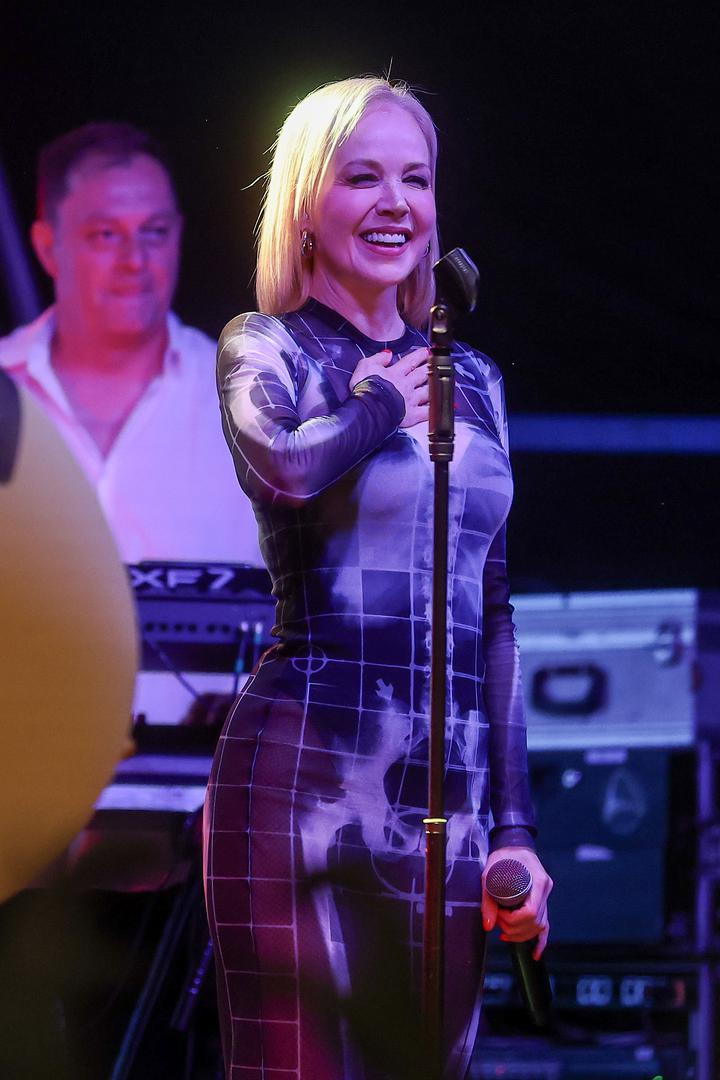 Ovu haljinu još uvijek se može pronaći u prodaji na stranicama koje prodaju vintage modne komade.