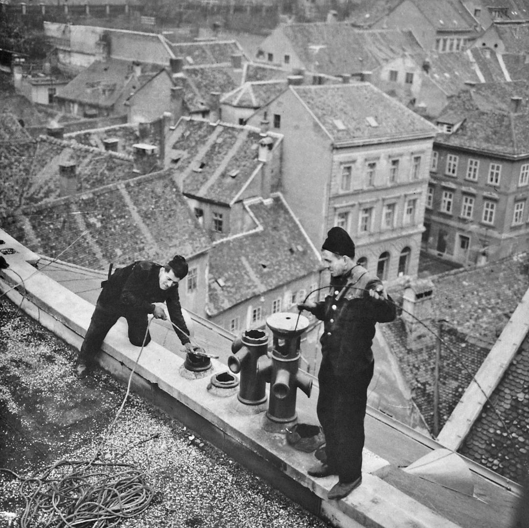 Legendarni fotoreporter Pavao Cajzek, koji je govorio da fotografija mora biti vijest, priča ili komentar, na zagrebačkim je krovovima dimnjačare snimio 1960.