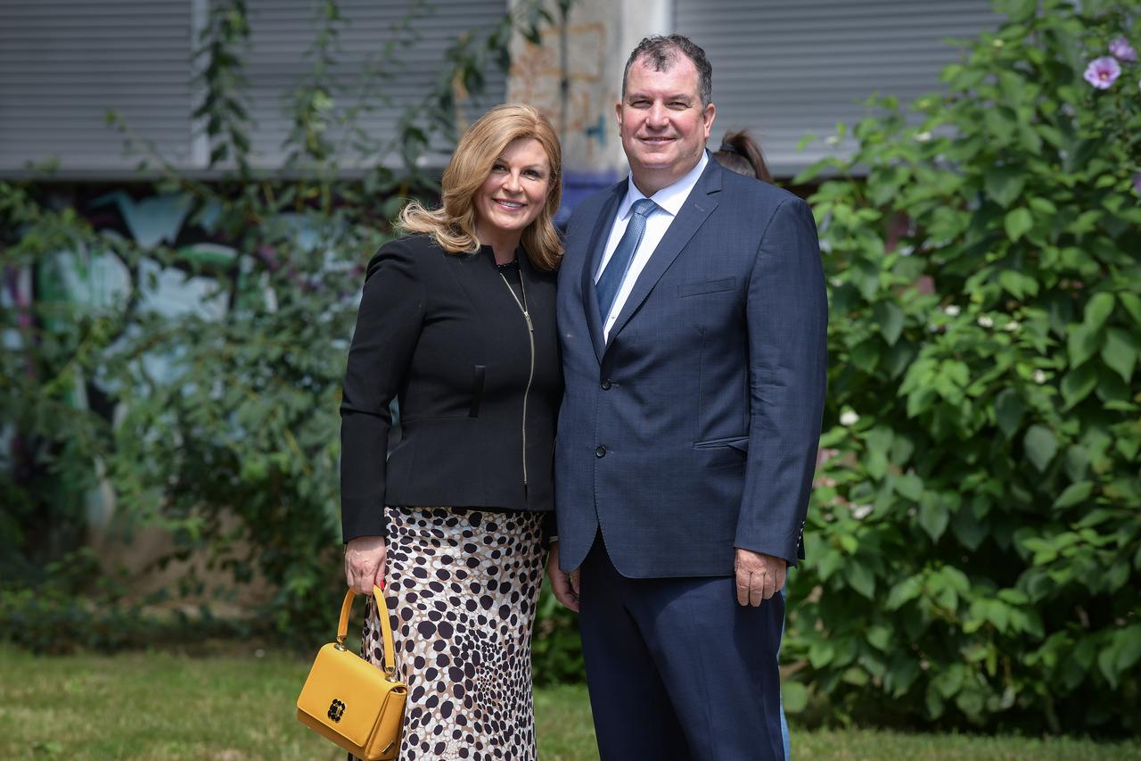Zagreb: Kolinda Grabar-Kitarović sa suprugom Jakovom izašla na biralište