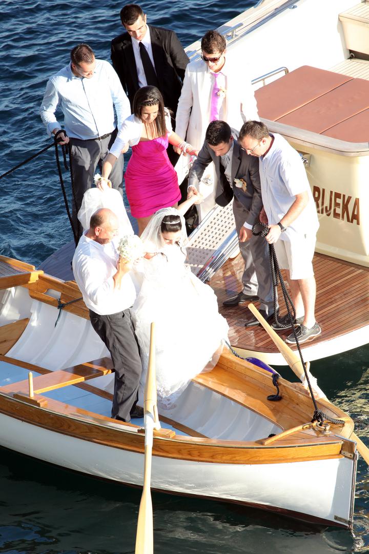 Nakon ceremonije, par je s kumovima čamcem stigao do pristaništa, gdje ih je dočekala rodbina i prijatelji, a zatim su svi zajedno krenuli prema hotelu na slavlje s više od 120 gostiju.