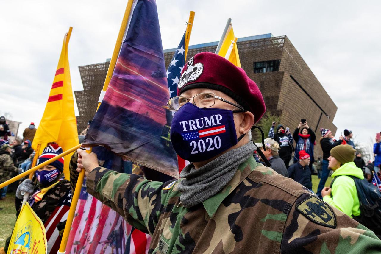 Demonstrant enund Anhänger von US-Präsident Donald Trump demonstrieren vor dem US-Kapitol