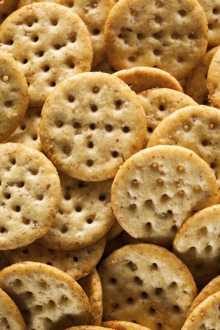 Krekeri napravljeni s kalijevim bromatom koji ih održava svježima treba izbaciti s popisa omiljenih grickalica.

