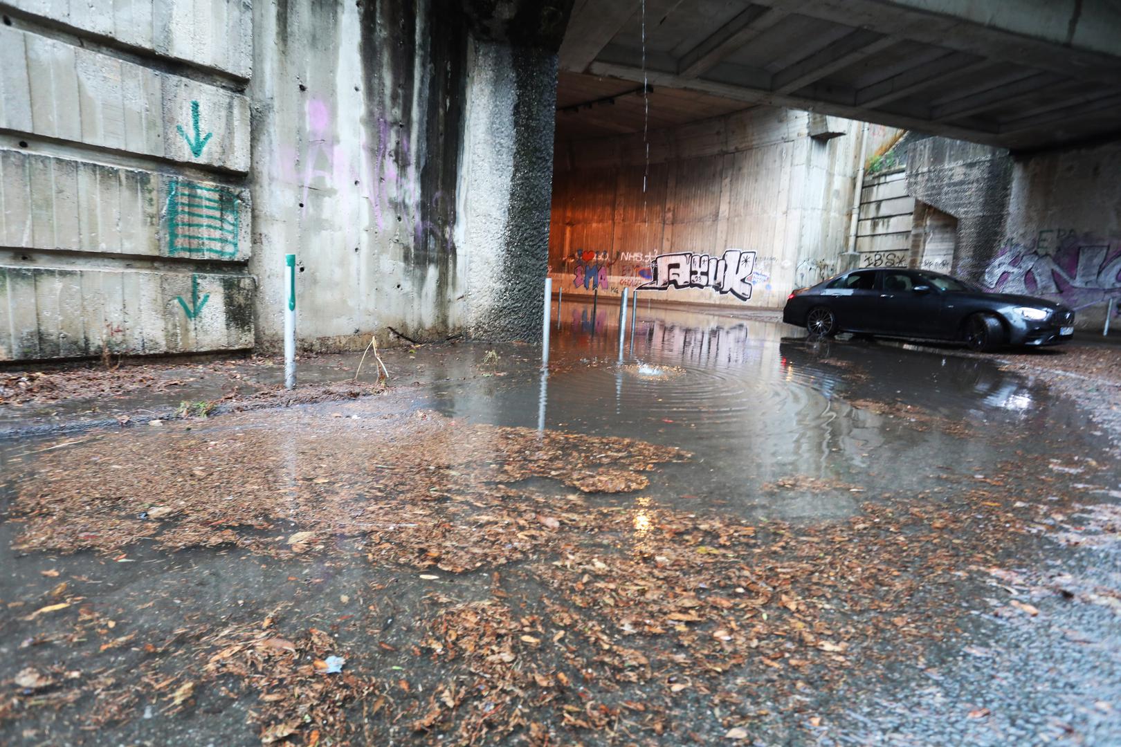 U Policijskoj upravi primorsko-goranskoj kažu da je u Liburnijskoj ulici došlo do jedne prometne nesreće, bez ozlijeđenih, a u podvožnjaku na Bulevardu, zbog nakupljanja vode, zaglavio je automobil, što je izazvalo zastoj. Također, na Tibljaškoj cesti došlo je do odrona.

