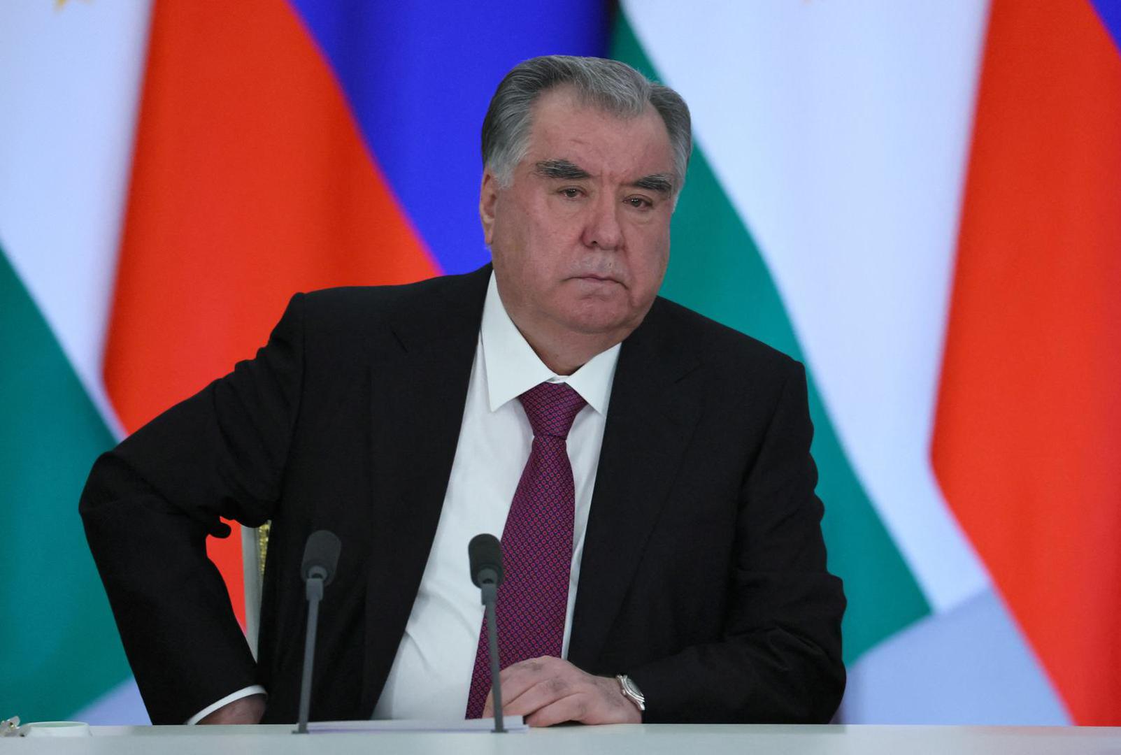 9. Predsjednik Tadžikistana Emomali Rahmon na vlasti je od 19. studenog 1994. godine. Rahmon je preuzeo vlast tijekom građanskog rata u Tadžikistanu i od tada vlada zemljom, često produžujući svoj mandat ustavnim promjenama.

