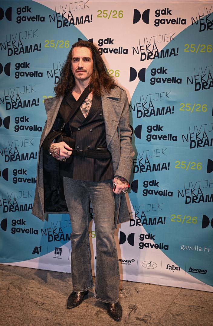 Miran Kurspahić s ozlijeđenom rukom.