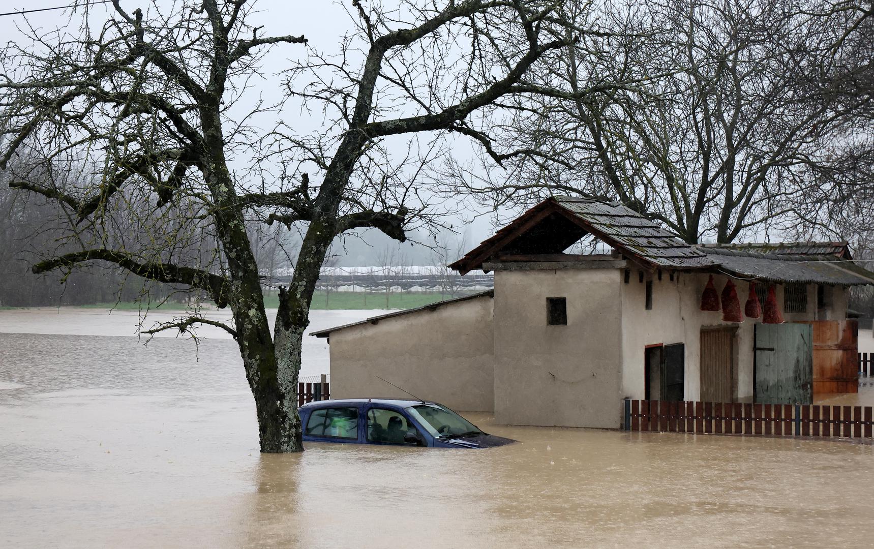 "Kiša ne prestaje, voda nastavlja rasti. Nikad nismo vidjeli ovako nešto", rekao je Tomislav Durmić, načelnik Općine Zdenci. Mještani izvještavaju o velikoj šteti na imanjima, stoci i kućama, a stanje je najkritičnije u okolici Orahovice i Zdenca.