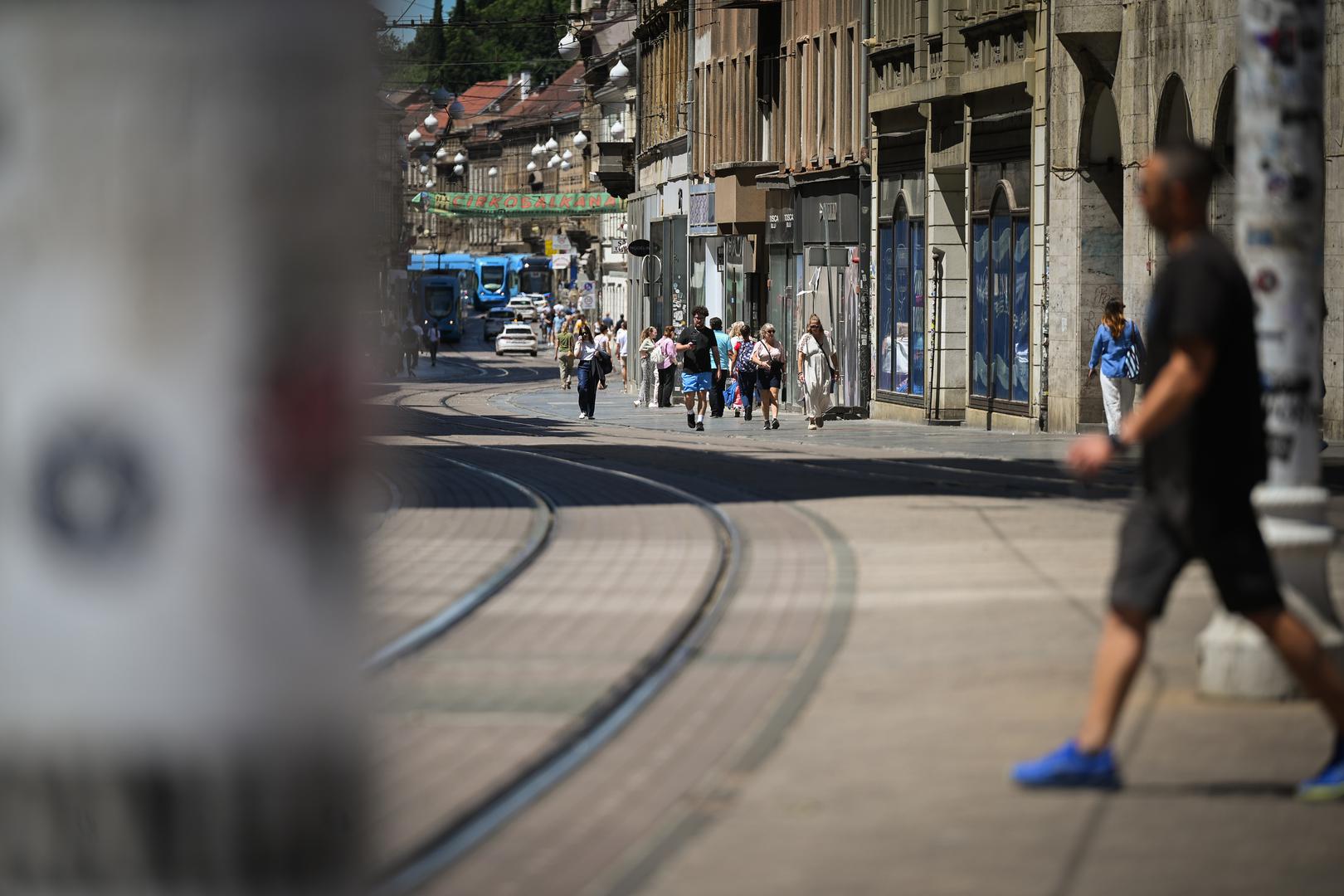 Prizori iz centra grada sugeriraju da su brojni građani neradni dan odlučili iskoristiti za produženi vikend izvan Zagreba.