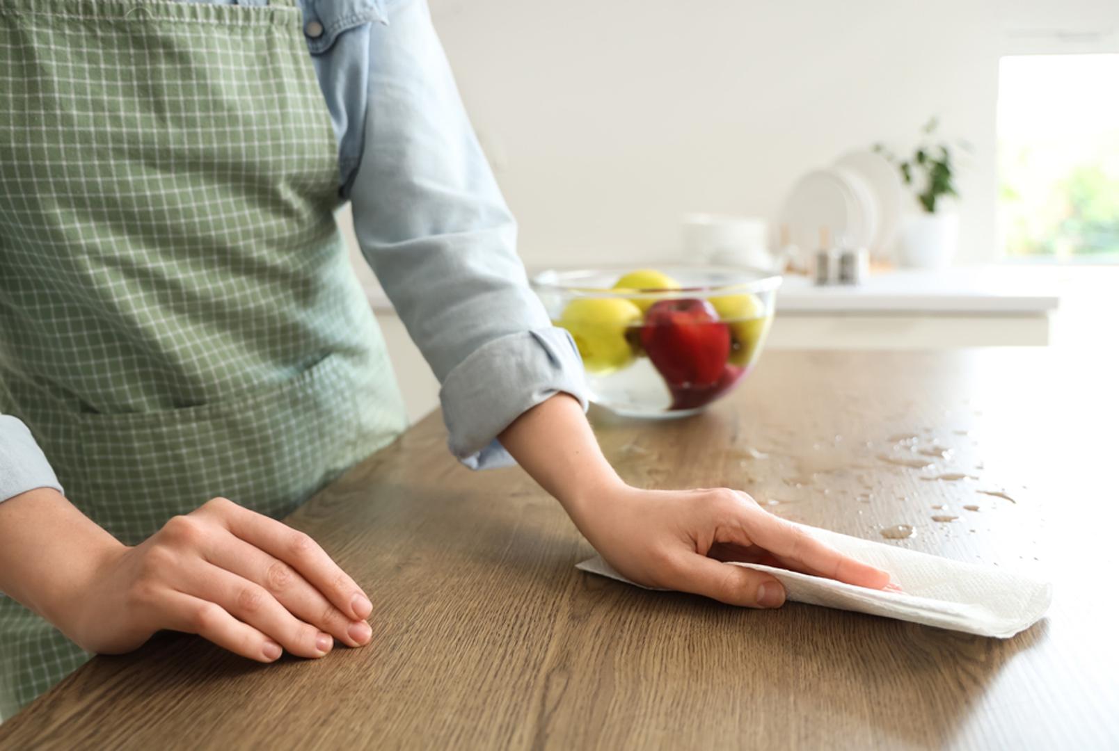 Čišćenje stakla i masnih tragova u kuhinji: Crni čaj je posebno zahvalan jer tanini mogu pomoći pri skidanju masnih filmova. Ohlađenom vrećicom lagano prebrišite ogledalo, staklo ili masnu mrlju na radnoj plohi, pa zatim prođite suhom krpom. Površinu na kraju isperite ili prebrišite čistom vodom ako ne želite tragove.