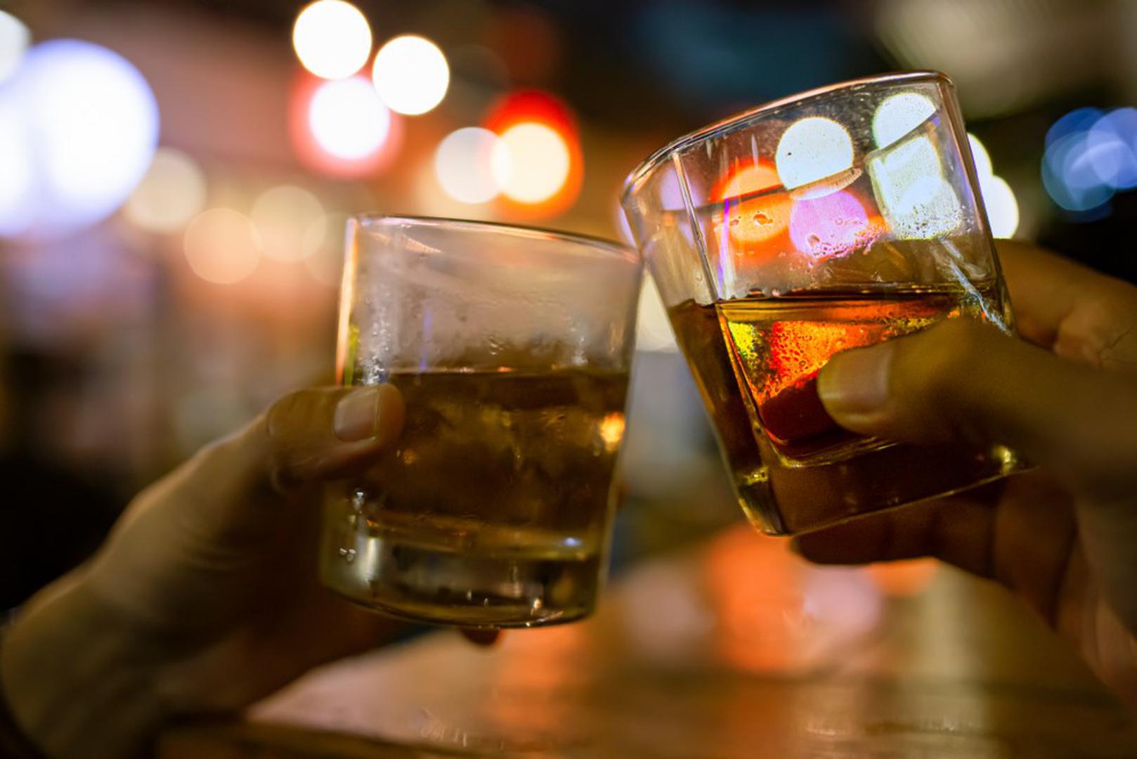 Alkohol: Nije tajna da jedna piva previše može otežati postizanje erekcije. Stoga se nećete iznenaditi što vam se savjetuje da smanjite unos alkohola. Dr. Foster kaže: 'Pretjerano pijenje alkohola može otežati održavanje erekcije - zapravo, istraživanje koje je proveo Eroxon pokazuje da 57% muškaraca misli da im alkohol uzrokuje erektilnu disfunkciju. Alkohol ometa kemijske glasnike u mozgu koji govore penisu da se napuni krvlju’. 