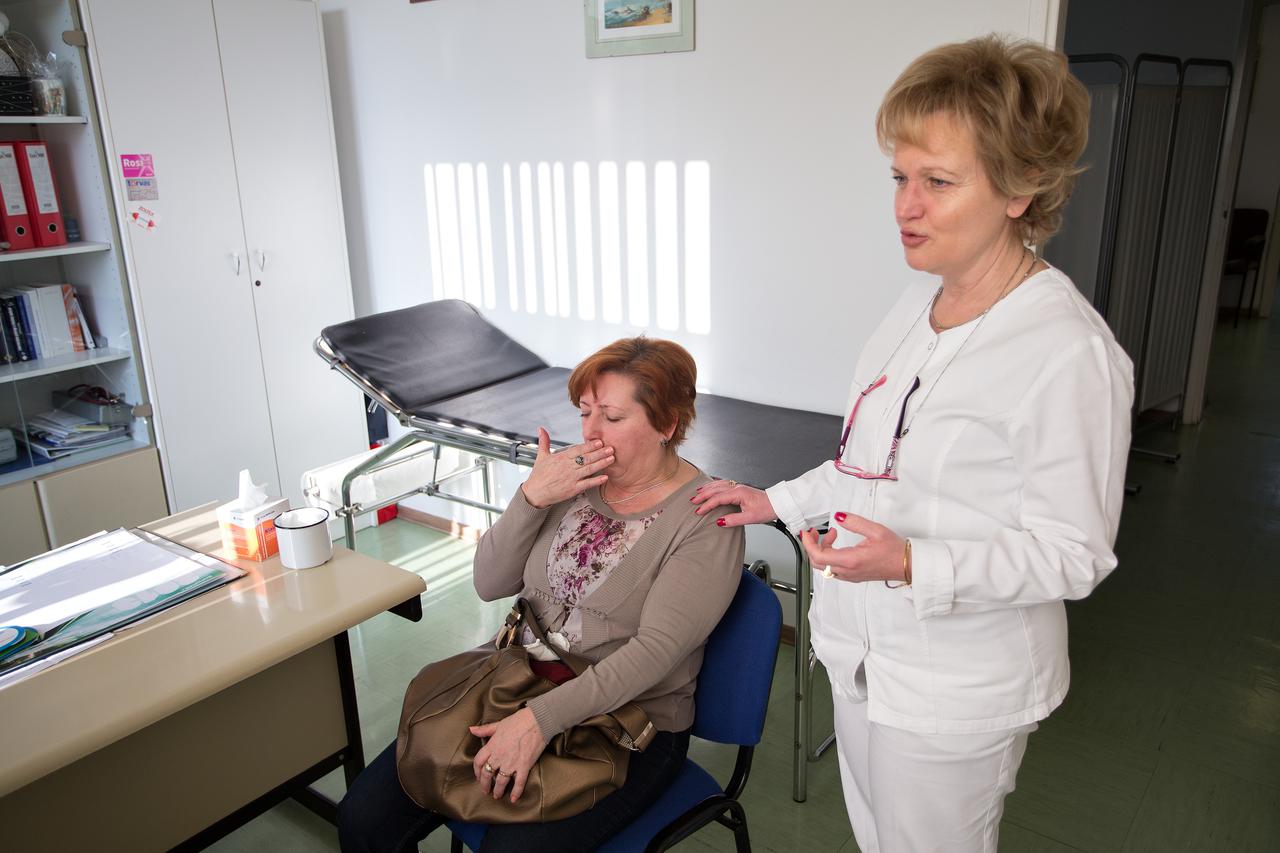 09.03.2015., Zagreb -  Ordinacija lijecnice obiteljske medicine Ines Balint u Domu zdravlja zagrebacke zupanije, ispostava Samobor, podrucna ambulanta Strmec.  Doktorica Balint s pacijenticom Visnjom Coso.  Photo: Davor Puklavec/PIXSELL