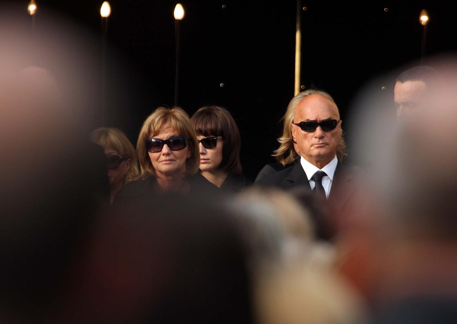 10.10.2008. Zagreb, Hrvatska. Na groblju Mirogoj pokopana je Ivana Hodak, kcer odvjetnika Zvonimira Hodaka i bivse politicarke Ljerke Mintas Hodak, koja je s dva hica u glavu ubijena ispred ulaza u svoj stan u ulici Pavla Hatza 2. Ivanu su ispratili brojni politicari, prijatelji i osobe s estrade. Pripadnica 'zlatne' hrvatske mladezi bila je u vezi s odvjetnikom Ljubom Pavasovicem Viskovic koji nije mogao suspregnuti suze.Ivanini roditelji Zvonimir Hodak i Ljerka Mintas Hodak oprastaju se od svoje kceri.rPhoto Dalibor Urukalovic/24sata