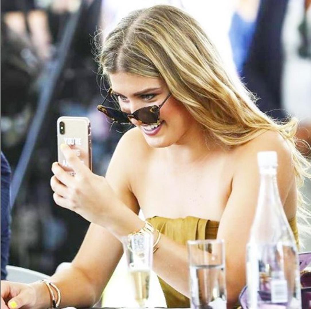 No njegova je prijevara otkrivena te je uhićen, pa lijepa Eugenie može odahnuti