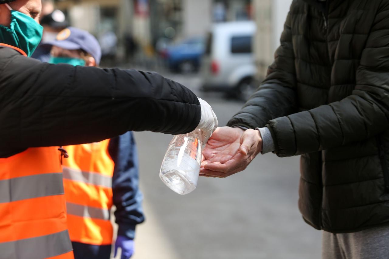 Zagreb: Ulazak u zatvoreni dio tržnice Dolac ograničen i obavezna je dezinfekcija ruku