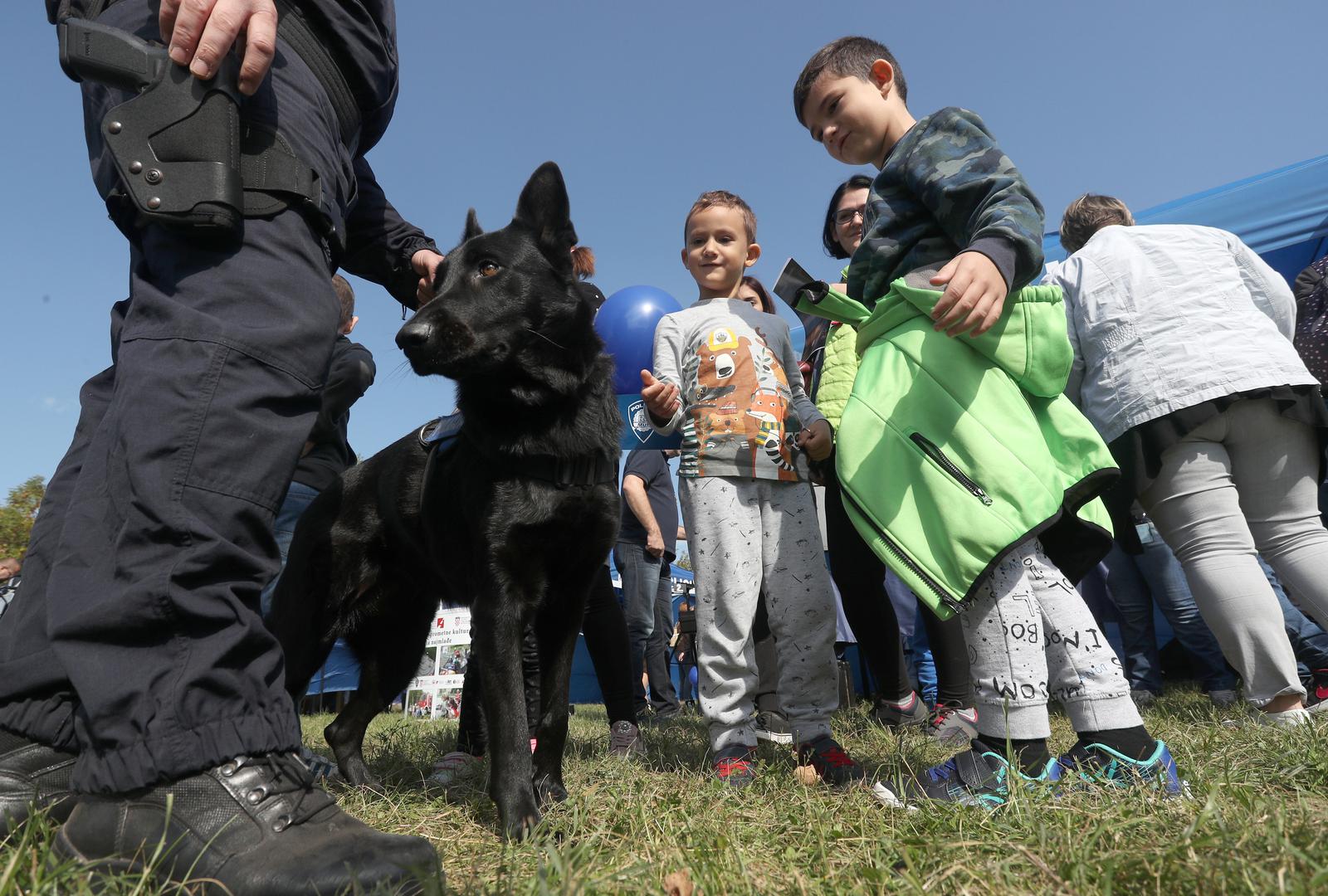 Posjetitelji su se upoznali s opremom i obučenošću svih rodova hrvatske policije, a mogli su se okušati u raznim natjecanjima.