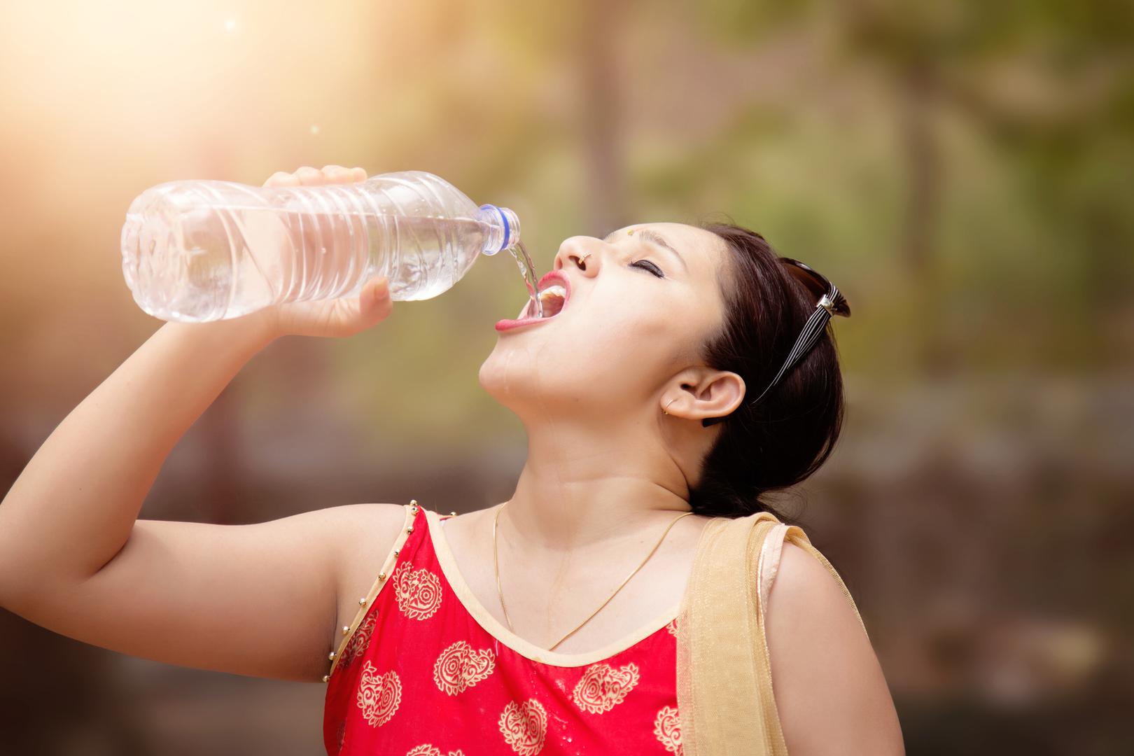 Zbog pojačanog znojenja, dehidracija se izbjegava dovoljnim količinama vode.