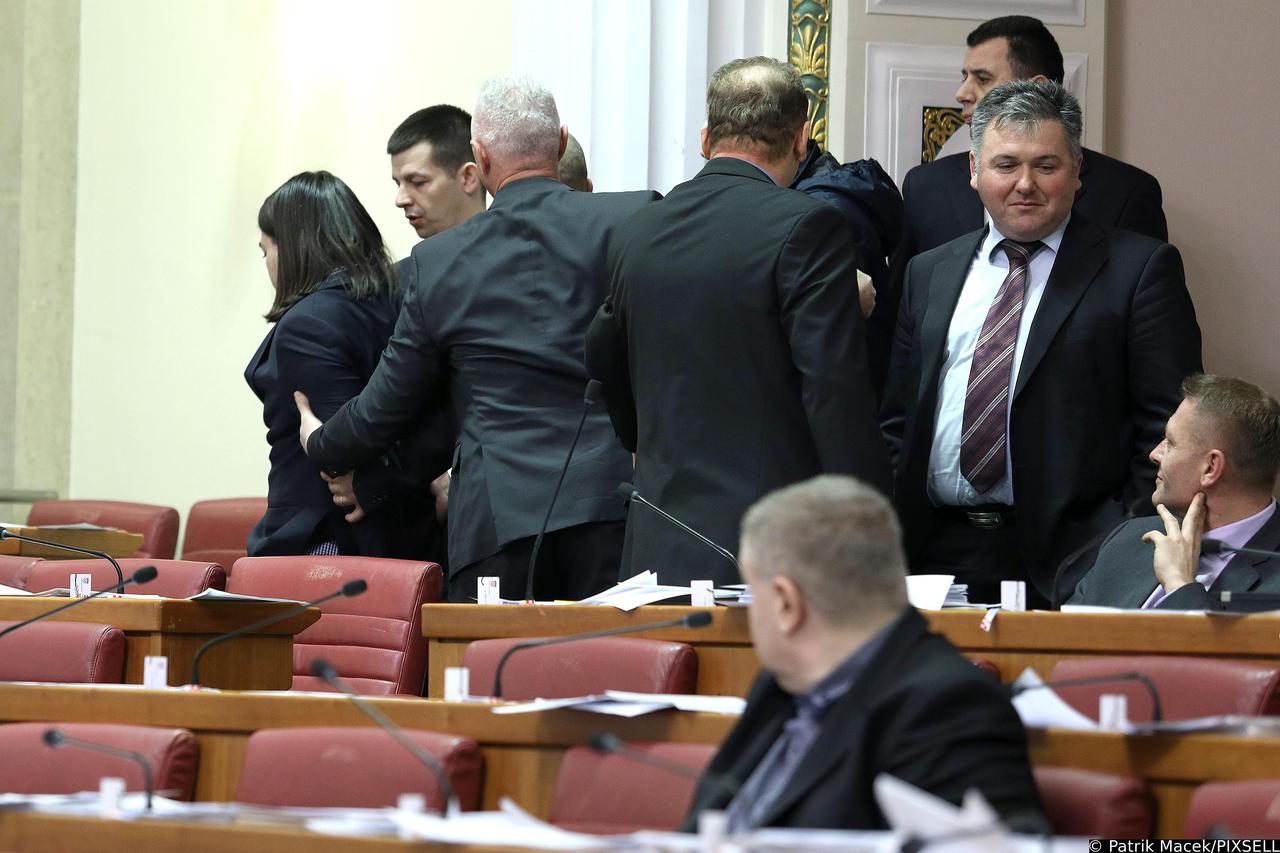 Zagreb: Saborska straža izbacila Ivana Pernara i Ivana Vilibora Sin?i?a iz sabornice