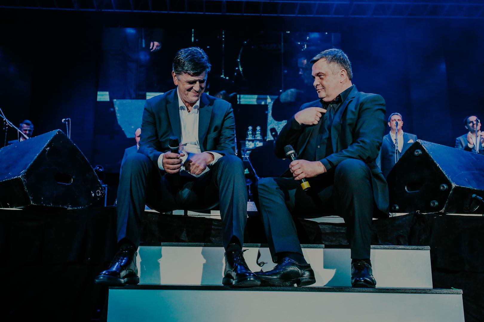 Klapa je koncert započela pjesmom 'Bojim se' koja je publici odmah dala naslutiti kako ih čeka večer za pamćenje. 