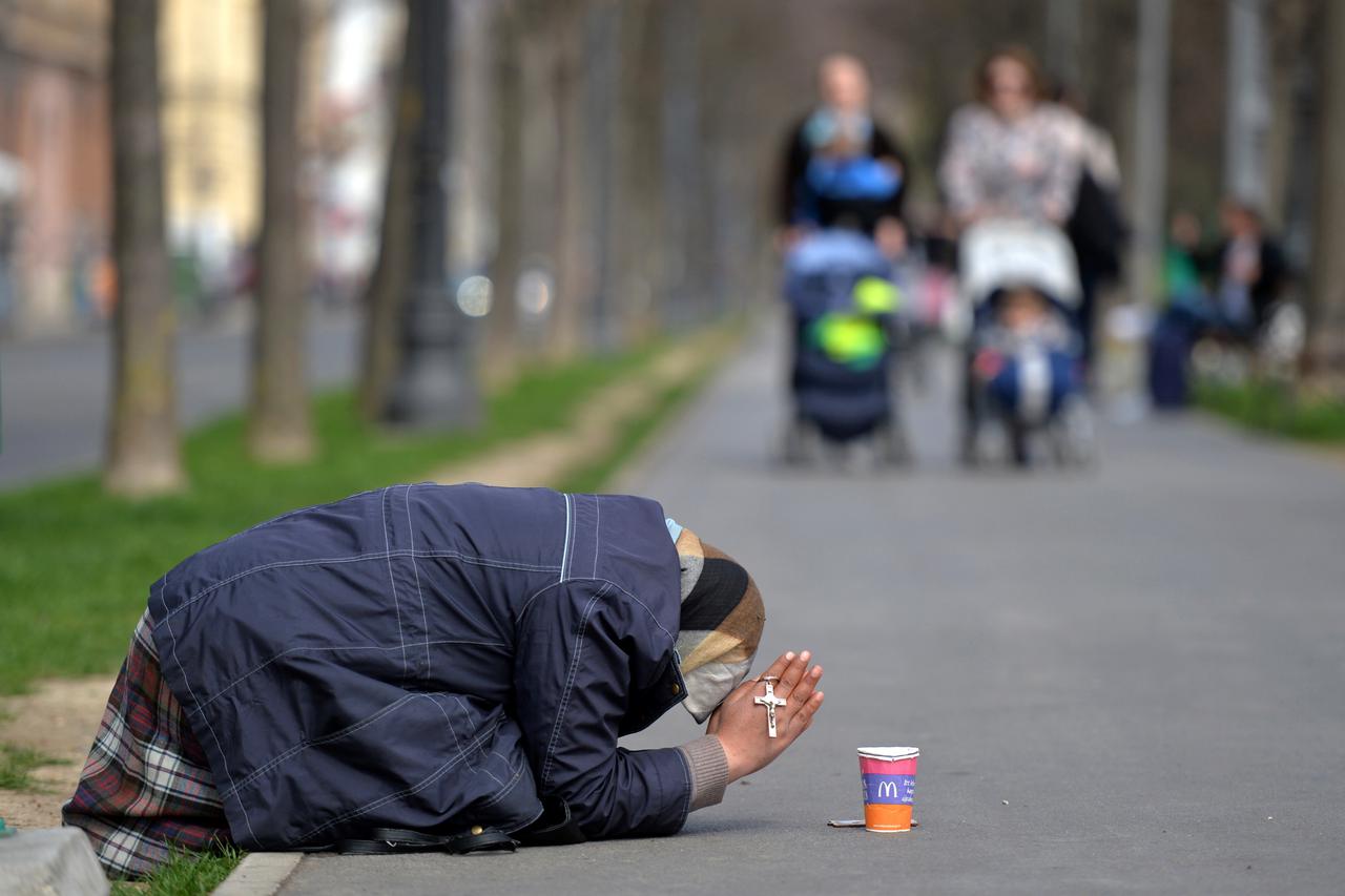 Zagreb: Prosjakinja sa krunicom u rukama moli za pomoć