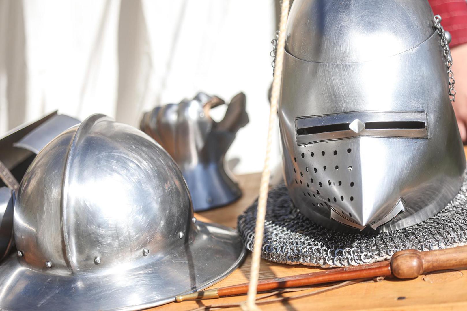 Promijenio je brojne gospodare koji su ga dobivali ili gubili u raznim ženidbenim kombinacijama, kupoprodajama, spletkama ili zavjerama.