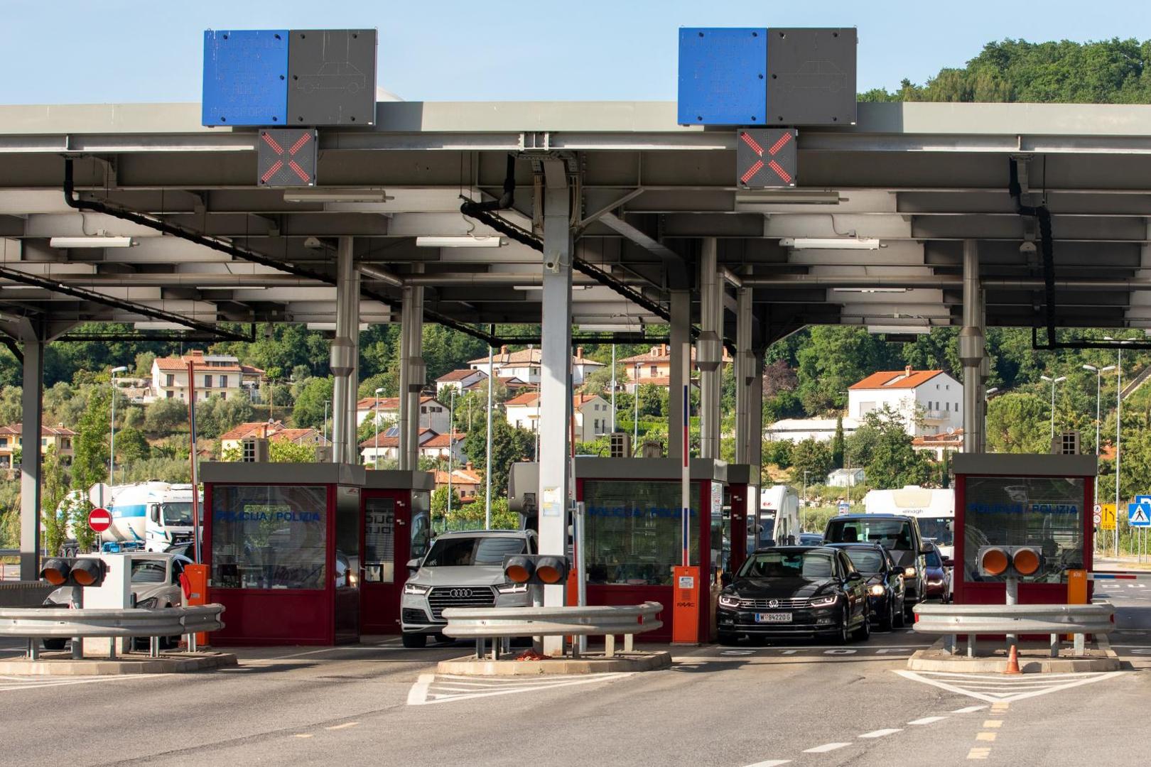 22.05.2020.. Plovanija - Strani drzavljani ulaze u Hrvatsku na granicnom prijelazu Kastel.Photo: Srecko Niketic/PIXSELL