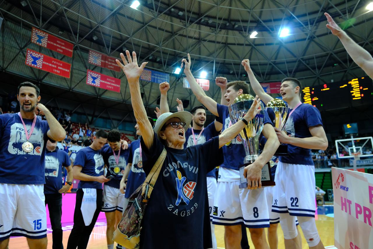 Teta Elza s igračima Cibone proslavila naslov prvaka