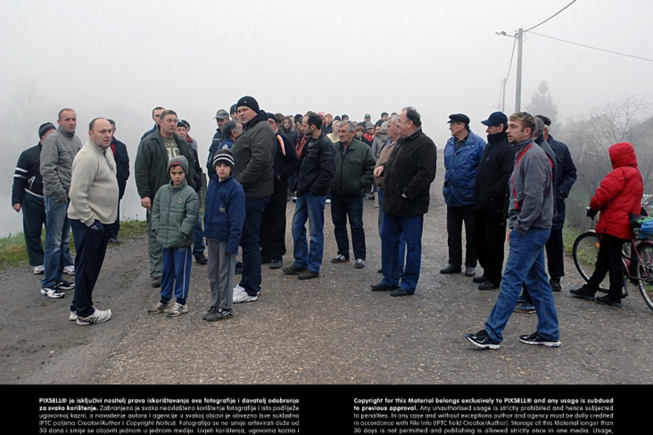 '11.01.2013., Tisina Erdetska - Mjestani ovog posavskog sela ljuti su zbog toga sto skela vec dva dana stoji usidrena na desnoj obali Save, zbog cega oni moraju prijeci dvostruko duzi put do Siska. Ph