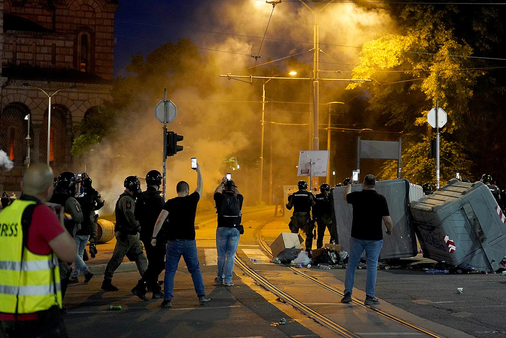 Pod sloganom "Studenti pobjeđuju“, studentski pokret pozvao je danas građane iz cijele zemlje na okupljanje od 18 do 20 sati na Trgu Slavija u središtu grada.