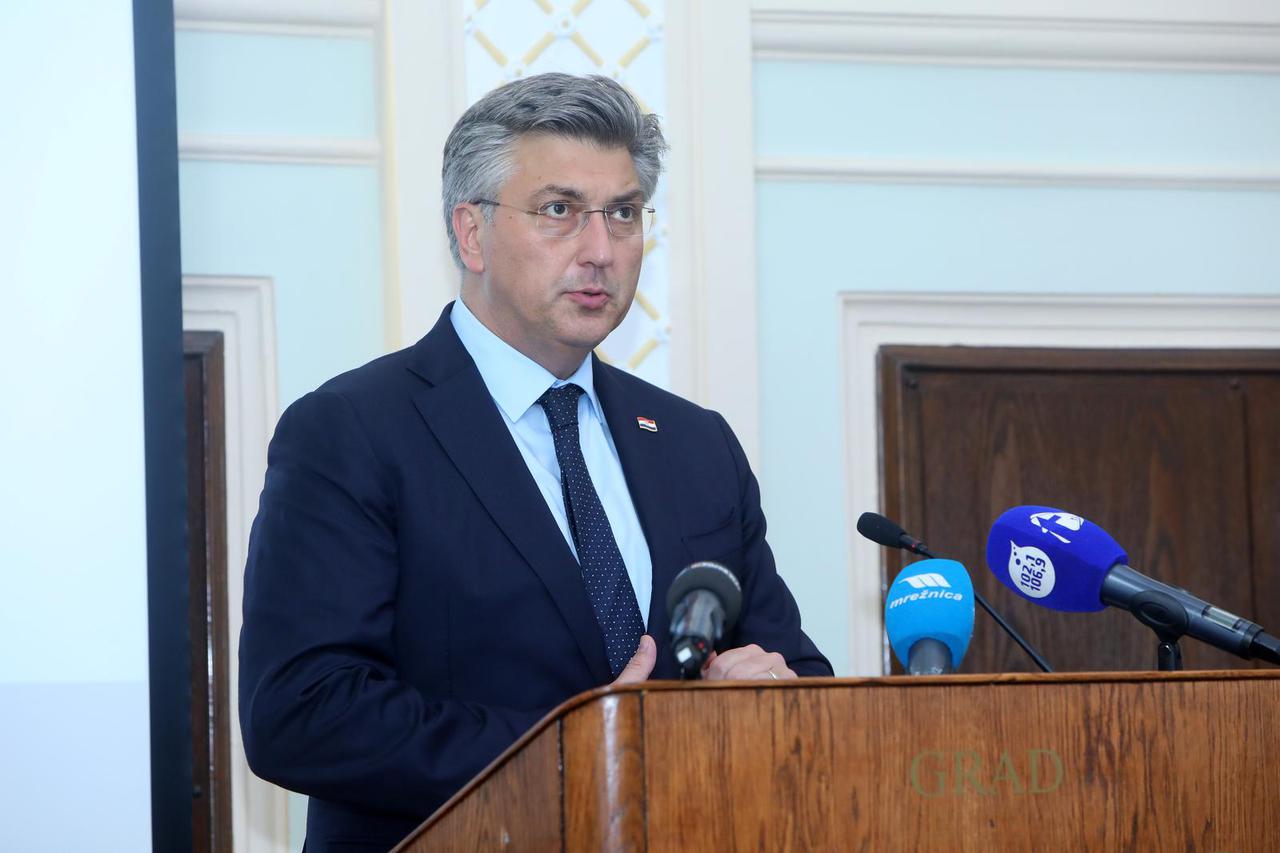 Premijer Plenković na potpisivanju ugovora o rekonstrukciji željeznice u Karlovcu