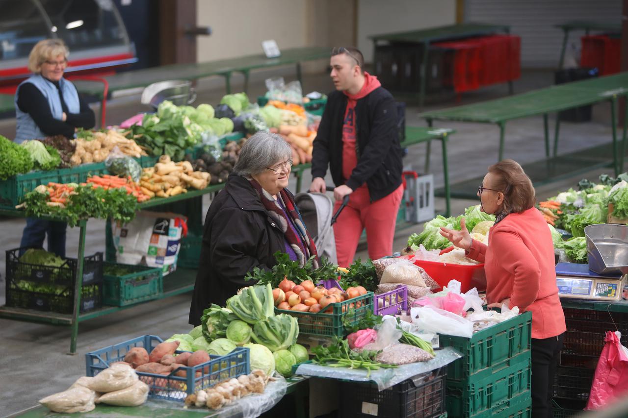 Rijetki kupci na tržnici u Karlovcu