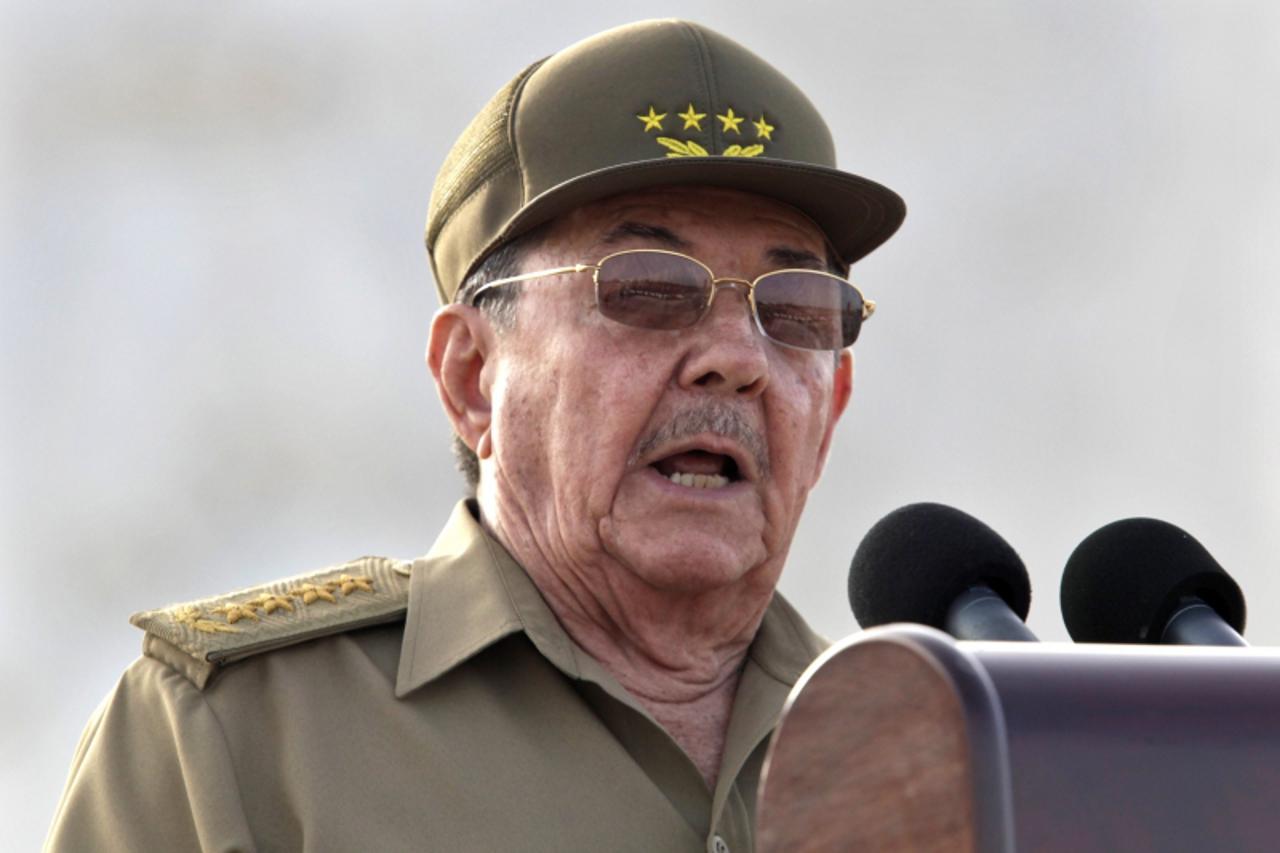 'Cuba\'s President Raul Castro addresses the crowd during an event marking the 1953 assault on the Moncada military barracks in Holguin, Cuba, July 26, 2009. REUTERS/Enrique De La Osa (CUBA POLITICS A