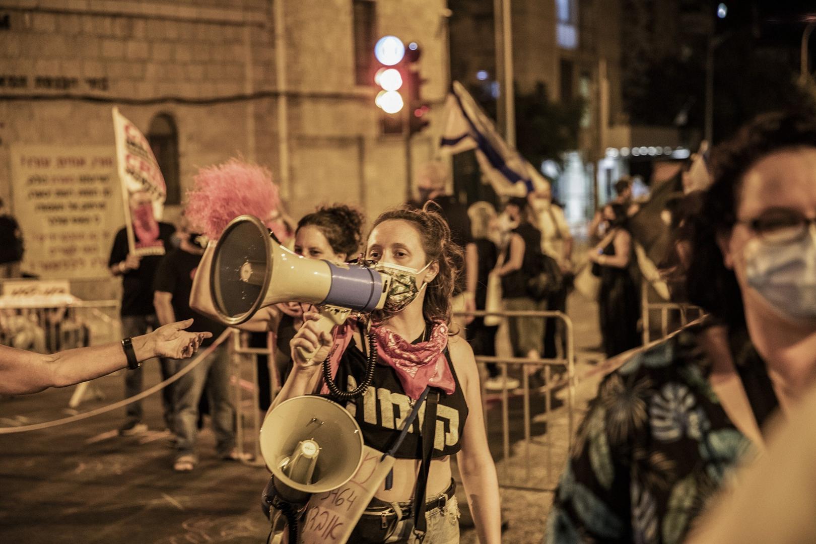 20 September 2020, Israel, Jerusalem: A woman uses a megaphone to shout slogans during an anti-government demonstration against corruption outside the residence of Israeli Prime Minister Benjamin Netanyahu. Photo: Ilia Yefimovich/dpa /DPA/PIXSELL