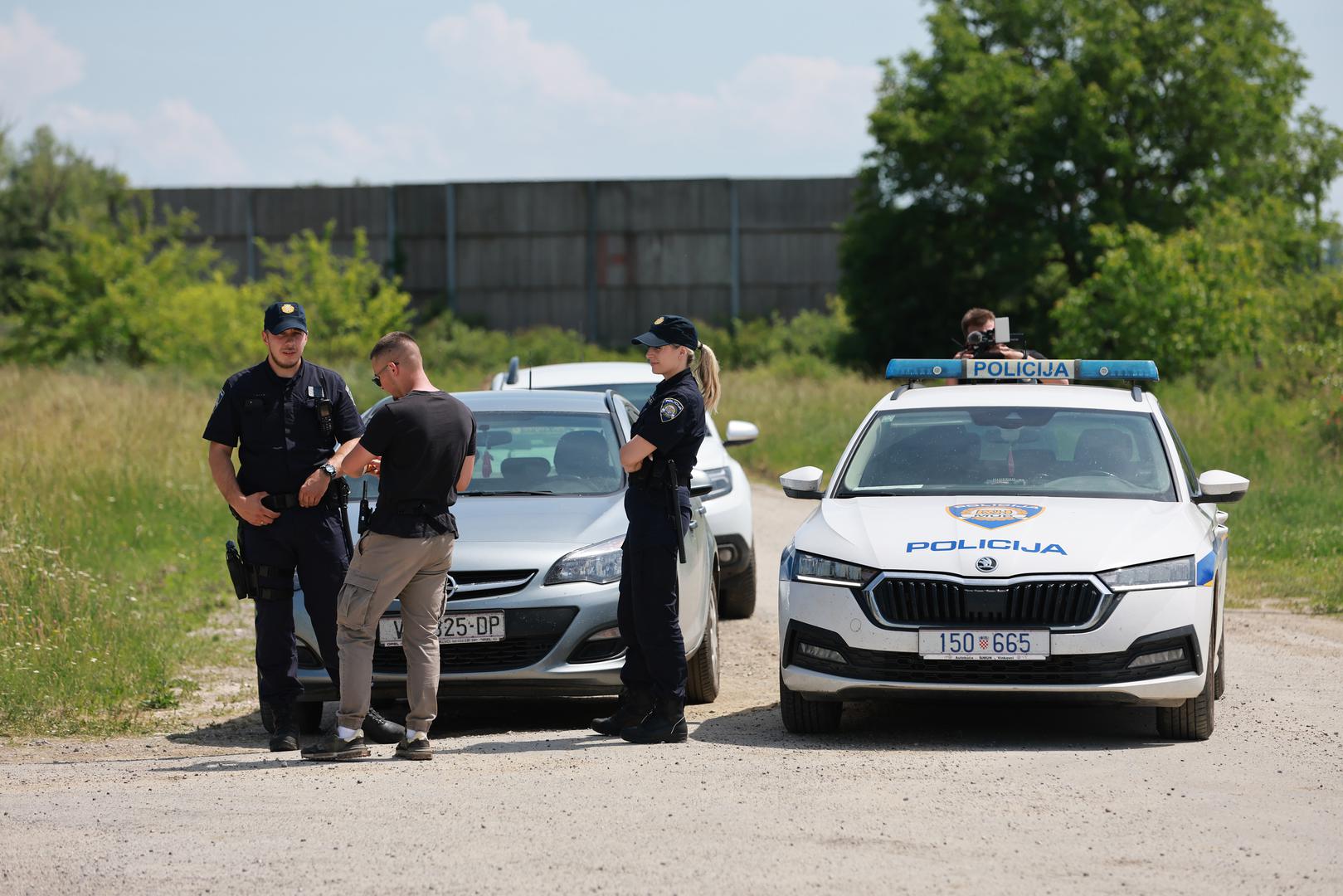 Policajac je ozlijeđen u akciji hvatanja tri osobe koje su do Babine Grede došle autocestom iz pravca Slavonskog Broda u automobilu kojim je vozač upravljao nedozvoljenim brzinom, a nije se želio zaustaviti tijekom policijske potjere.