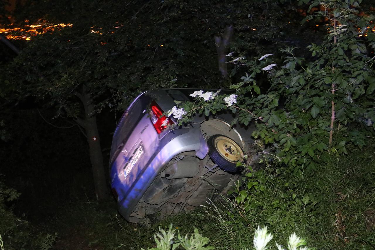 Zagreb: Izvlačenja automobila koji je sletio sa Sljemenske ceste