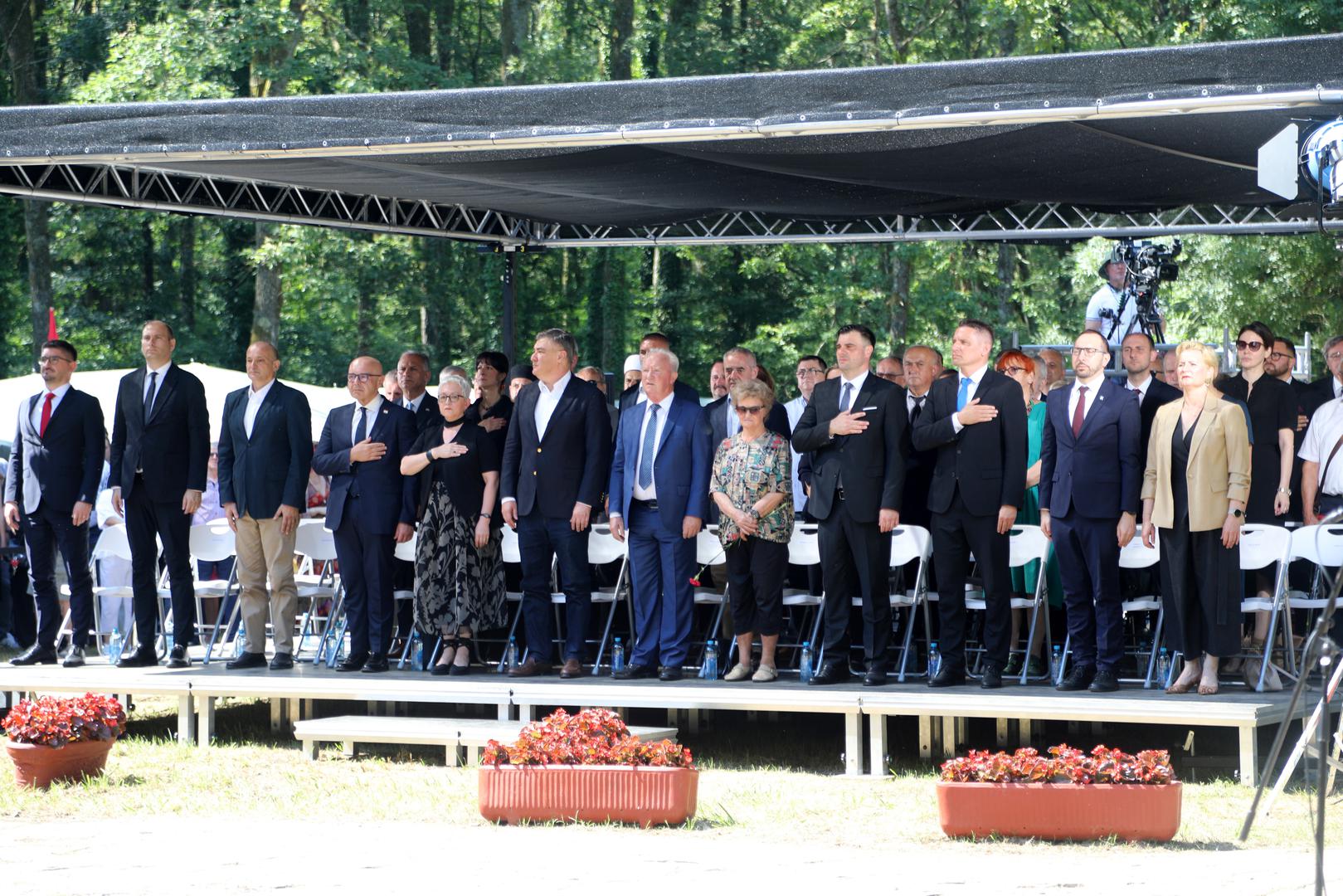 Tu su bili i gradonačelnik Zagreba Tomislav Tomašević, sisačko-moslavački župan Ivan Celjak, gradonačelnik Siska Domagoj Orlić, predsjednik Saveza antifašističkih boraca i antifašista RH Franjo Habulin te predstavnici udruga i građani.