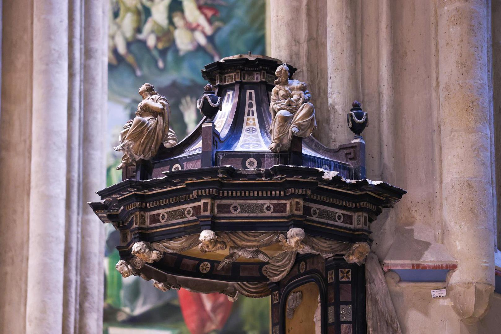 Zagrebačka katedrala teško je oštećena u potresu koji je pogodio Zagreb 22. ožujka 2020. godine. U potresu snage 5,5 stupnjeva po Richteru srušen je vrh južnog tornja, dok je sjeverni toranj ozbiljno stradao te je kasnije uklonjen iz sigurnosnih razloga.

