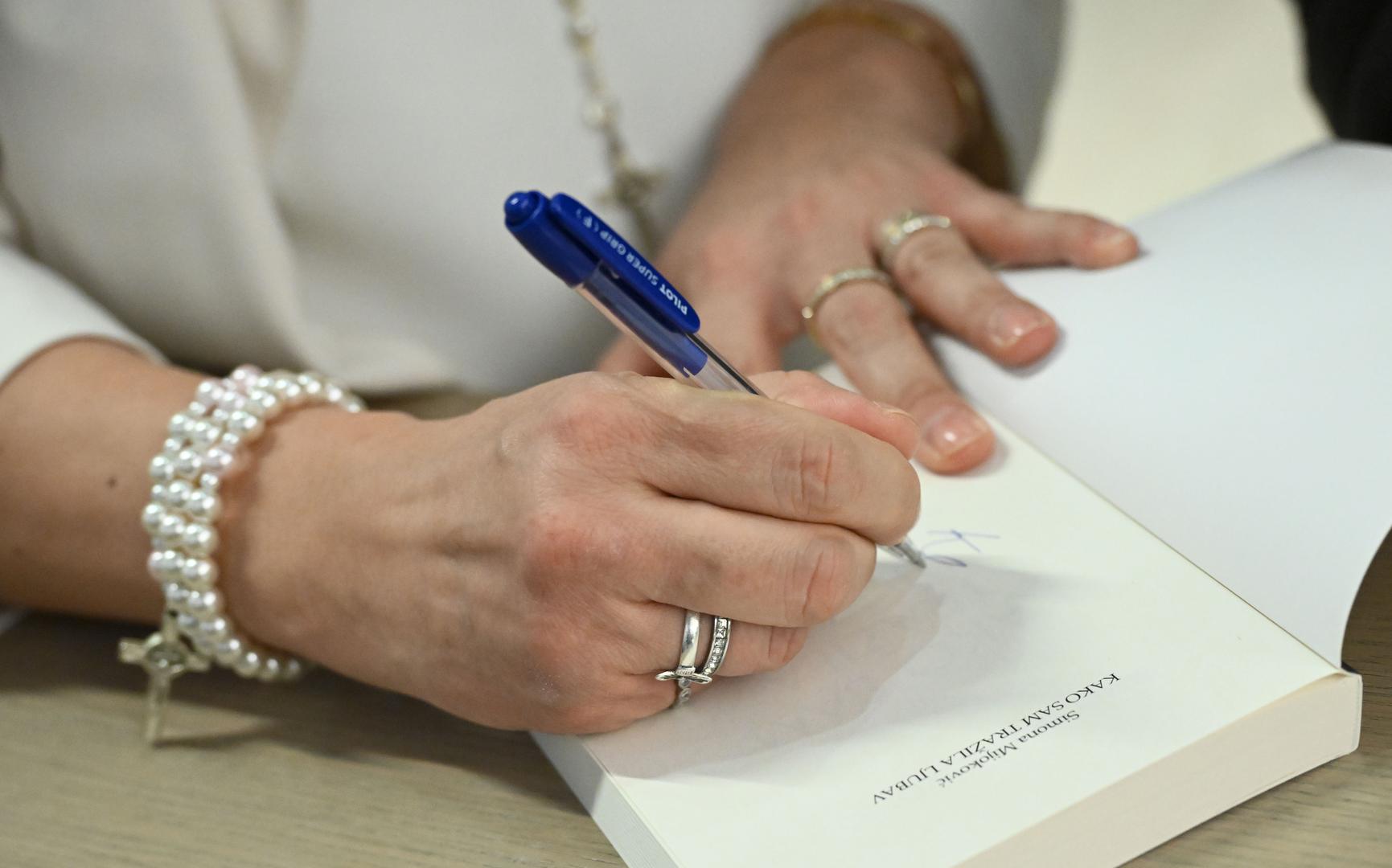 Za promociju ove veoma intimne ispovijesti odazvalo se mnoštvo poznatih ljudi, a tražio se i stolac više.