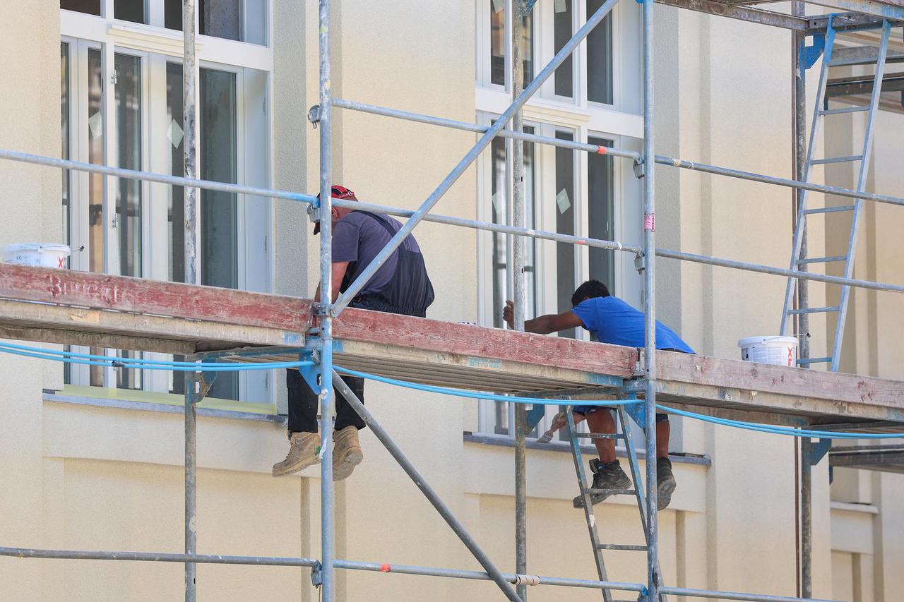 Zagreb: Centar grada tijekom blagdana, građani uživaju u hladu Zrinjevca