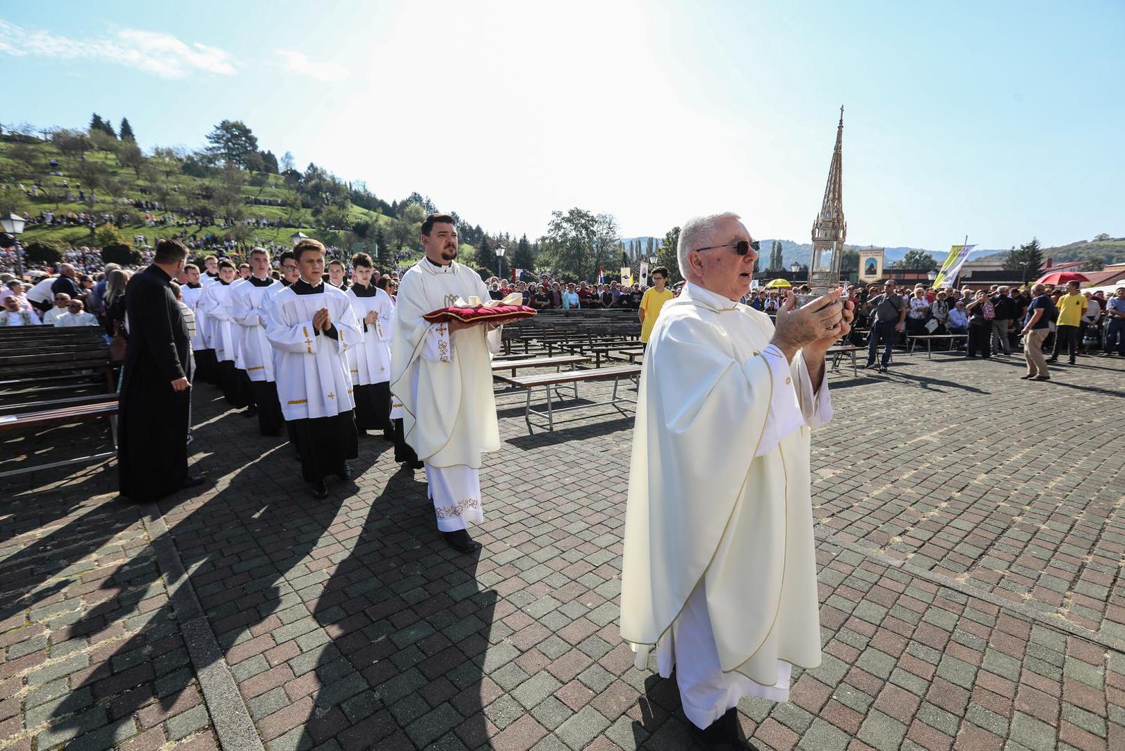 30.09.2023.,Marija Bistrica, u nacionalnom svetistu Majke Bozje Bistricke u Mariji Bistrici iz zraka  se kao zavjet Majci Bozjoj i znak zahvale za Stepincevu beatifikaciju s neba prosute latice od 10 000 ruza na prostor crkve na otvorenom. Na samom pocetku svete mise apostolski nuncij u RH nadbiskup Giorgio Lingua predao je Palij liturgijski znak sto ga nose nadbiskupi novom nadbiskupu zagrebackom Drazenu Kutlesi.    Photo: Robert Anic/PIXSELL