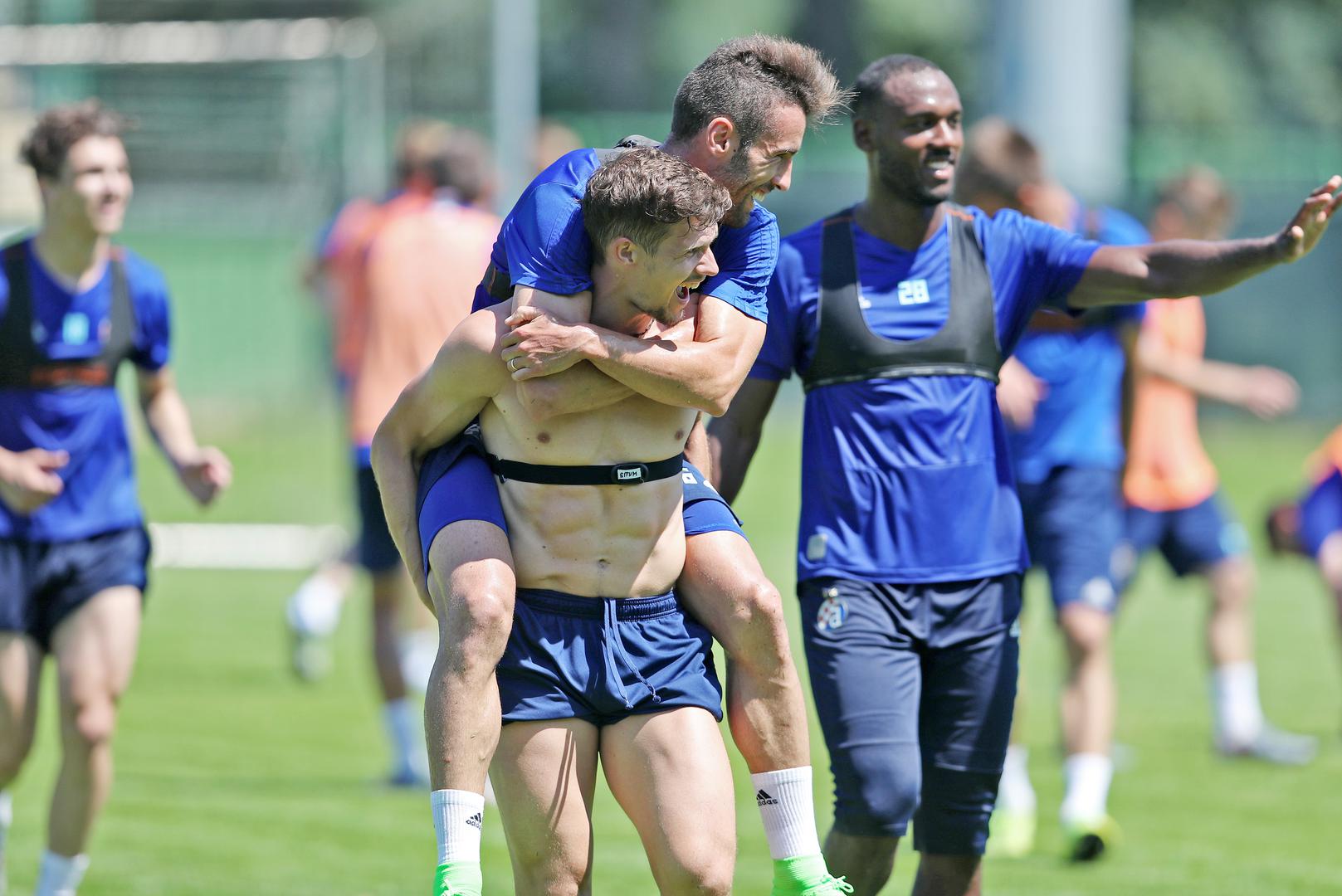 Zatim je na leđima ponio suigrača Ivu Pintu