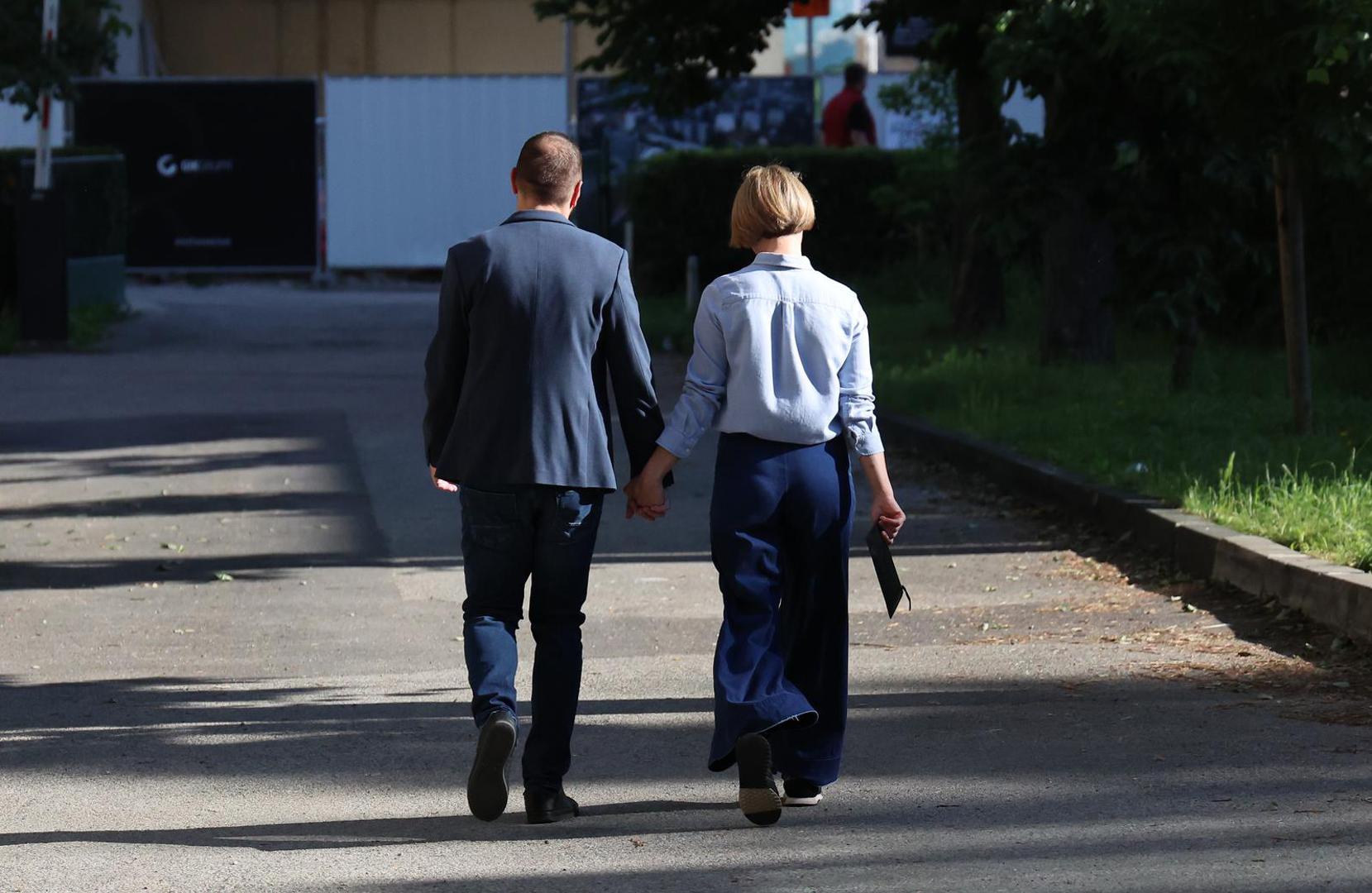 Samozatajna Iva već godinama pruža nepokolebljivu podršku svom suprugu, često iz sjene, a Tomislav ne skriva da je upravo ona jedna od njegovih najvećih oslonaca i podrški u životu. 