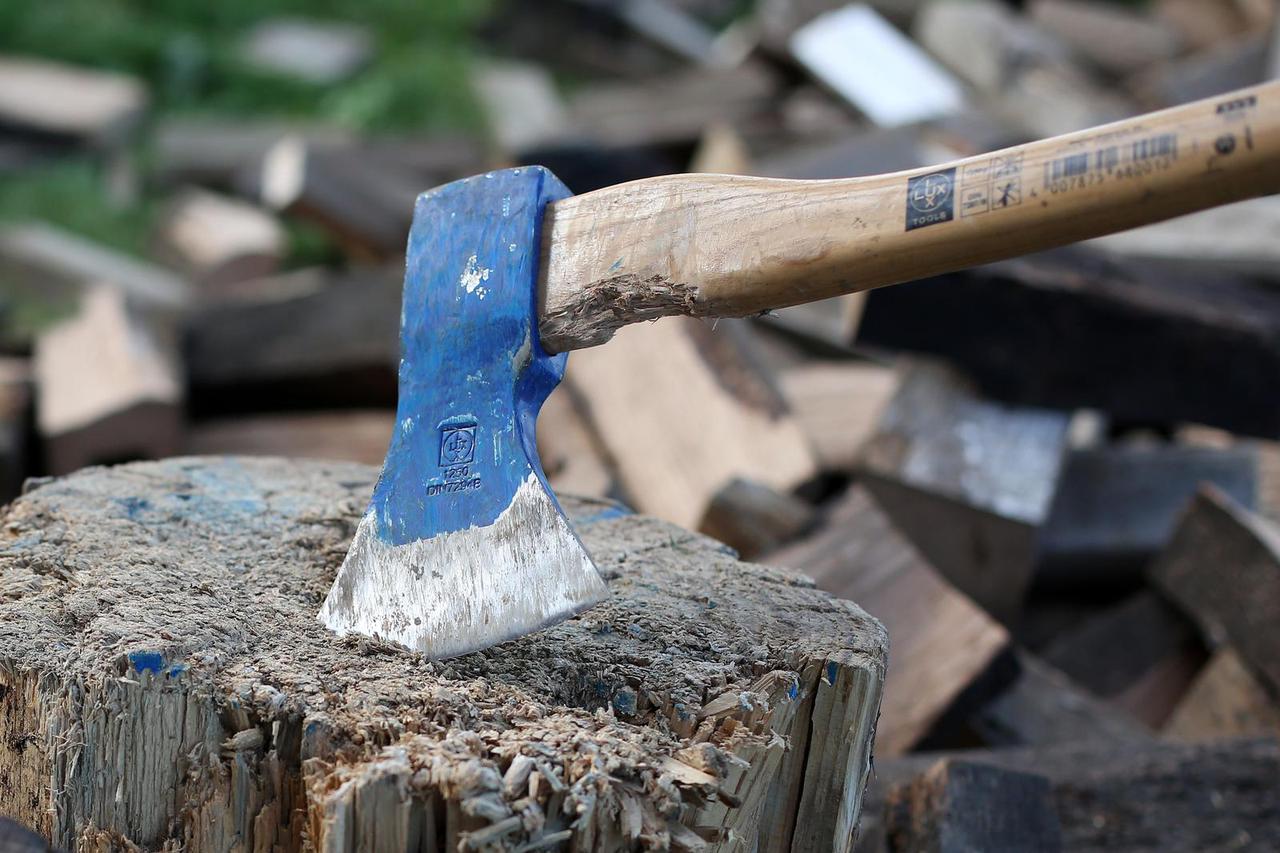 Cijepanje drva za ogrjev