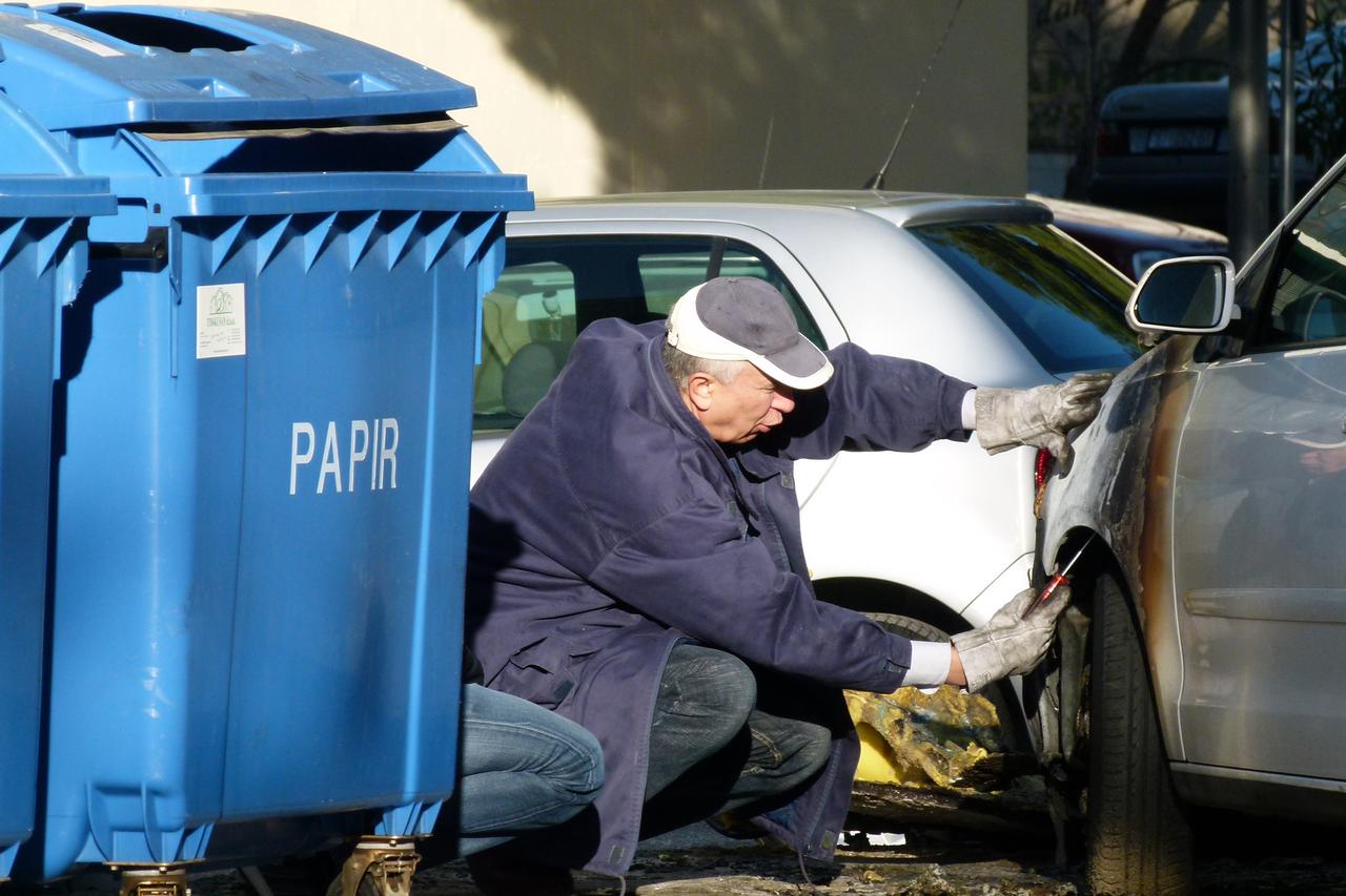 Split: Požar u plasti?nom kontejneru na parkiralištu oštetio dva automobila 