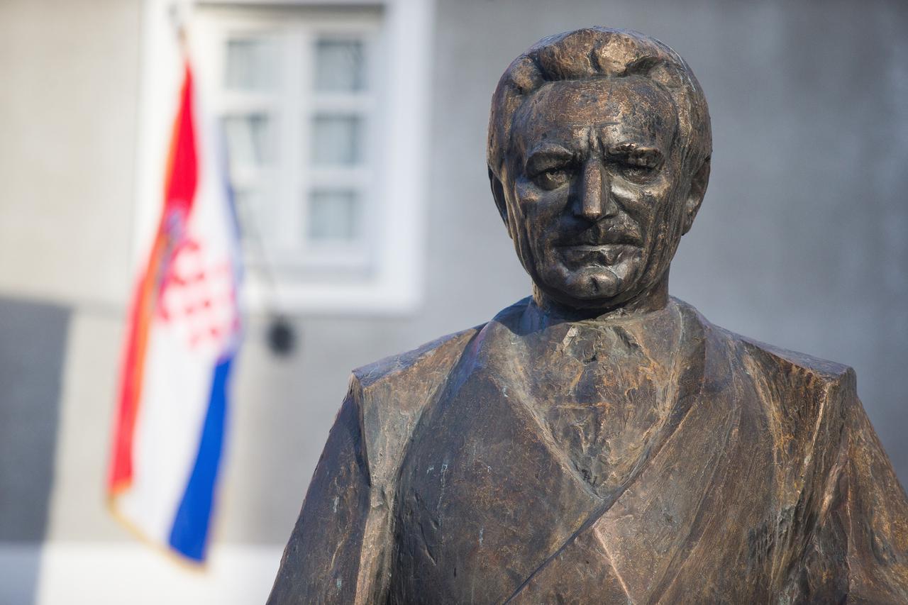 Građani diljem Hrvatske polažu vijence povodom 19. godišnjice smrti Franje Tuđmana - Osijek