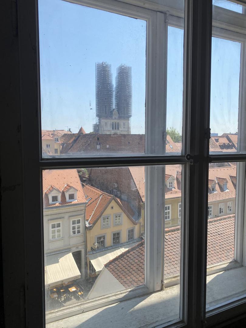 U Tkalči su mnogi ugostiteljski objekti, a sad se tamo prodaje jedan hotel