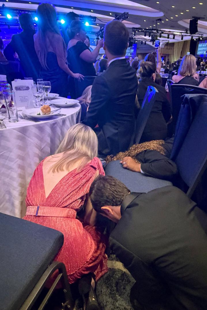 Potpredsjednik JD Vance i neki članovi Trumpova kabineta također su brzo izvedeni. Jedan agent je preko radija objavio da je napadač priveden