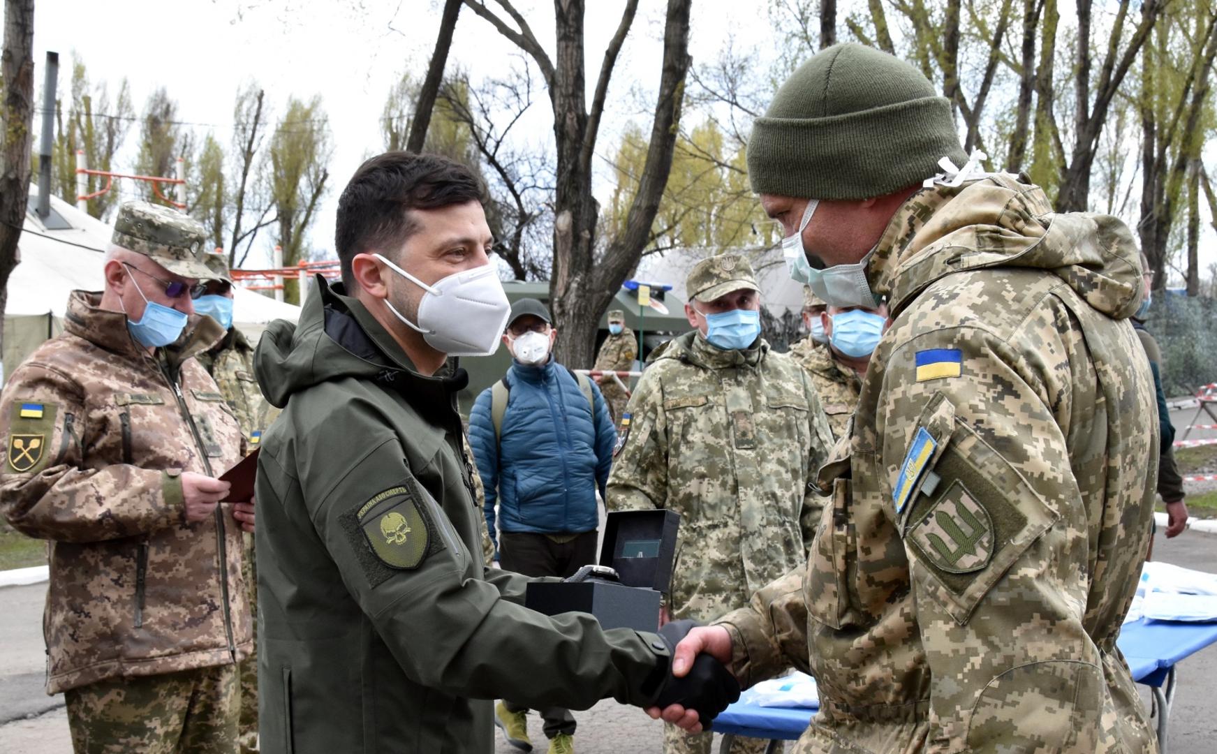 Prijelaz u politiku obilježila je serija "Sluga naroda", gdje je glumio profesora koji postaje predsjednik. Život je imitirao umjetnost 2019. kada je s nevjerojatnih 73,2 posto glasova pobijedio na pravim izborima, obećavajući borbu protiv korupcije i novo lice na političkoj sceni.