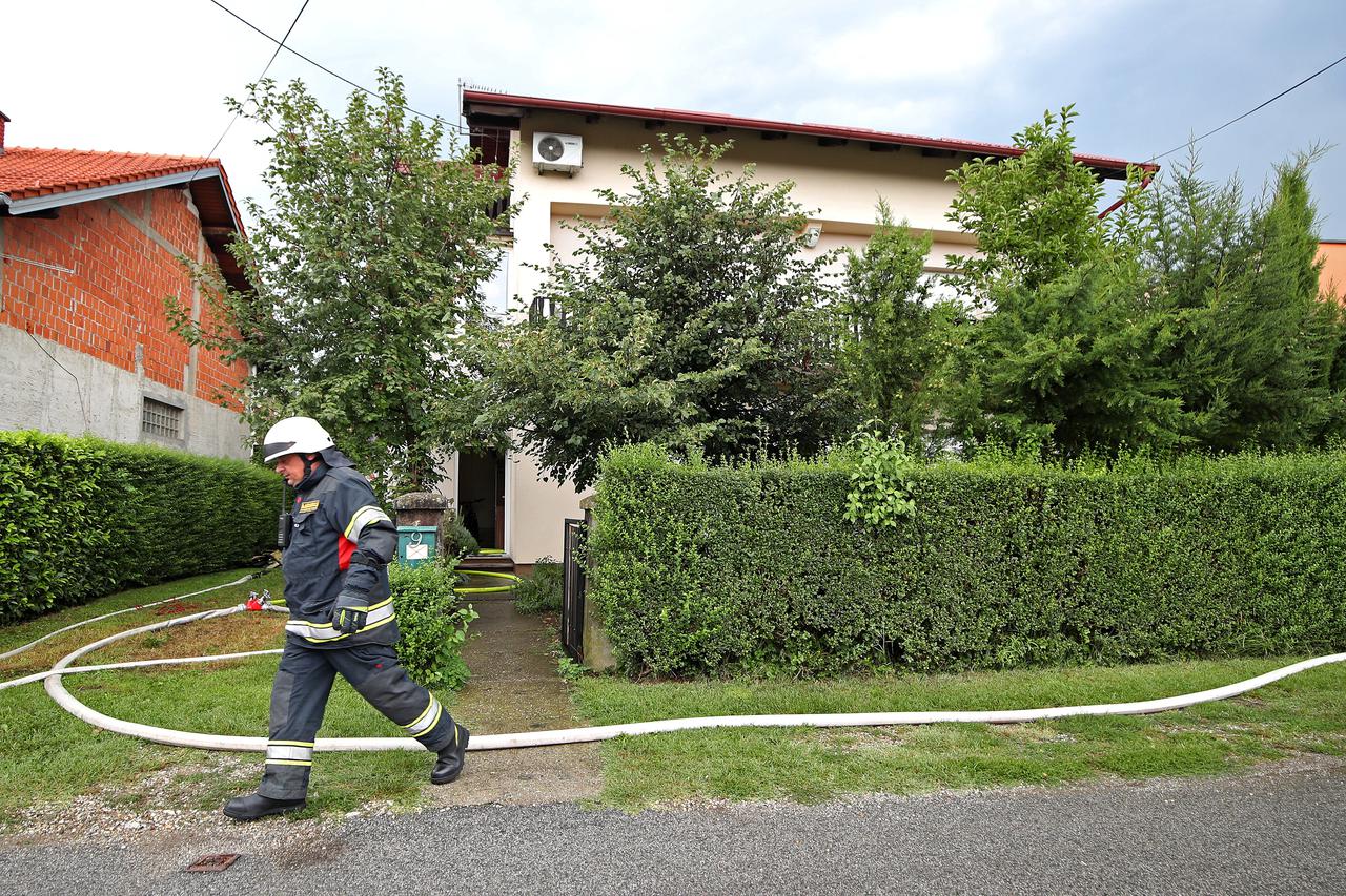 Udar groma zapalio je krov kuće u Ježdovcu