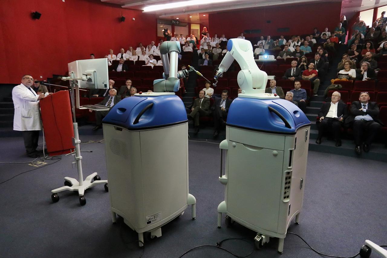 31.03.2016., Zagreb - U KBC Dubrava predstavljen je medicinski robot Ronna koji sluzi za neuro operacije na mozgu, a projektiran je u suradnji s Fakultetom strojarstva i brodogradnje u Zagrebu.  Photo: Tomislav Miletic/PIXSELL
